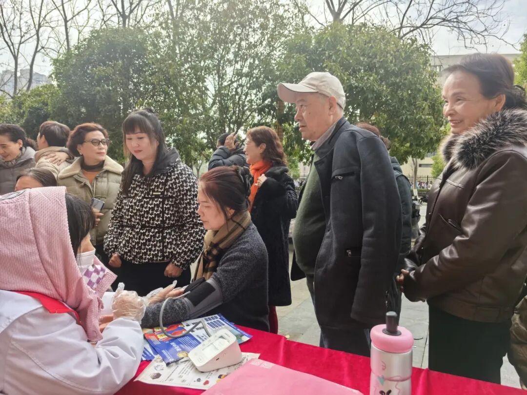 学雷锋•践初心｜便民服务暖人心